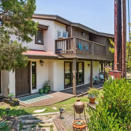 Pipe Creek Escape With Screened-In Porch And Hot Tub!